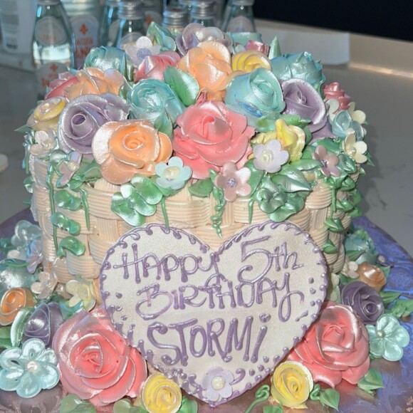 Photo de l'anniverssaire de Stormie Webster via la story Instagram de Khloe Kardashian le 1er février 2023.