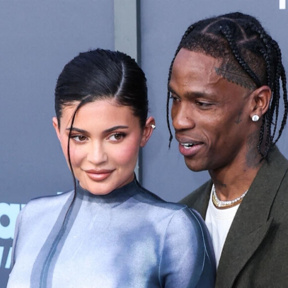 Kylie Jenner et son compagnon Travis Scott au photocall de la soirée des "Billboard Music Awards 2022" à Las Vegas, le 15 mai 2022. 