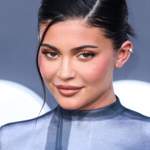 Kylie Jenner et son compagnon Travis Scott au photocall de la soirée des "Billboard Music Awards 2022" à Las Vegas, le 15 mai 2022. 