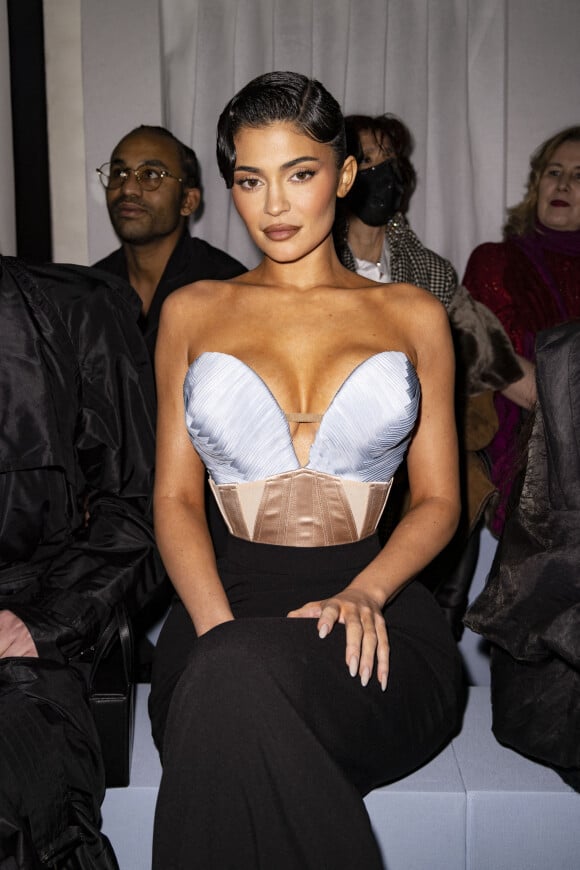 Kylie Jenner au Front Row du défilé Jean-Paul Gaultier (JPG) x Haider Ackermann "Collection Haute Couture Printemps/Eté 2023" lors de la Fashion Week de Paris (PFW), le 25 janvier 2023.