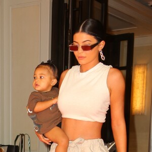 Kylie Jenner à la sortie de l'hôtel "The Mark" avec sa fille Stormi à New York.