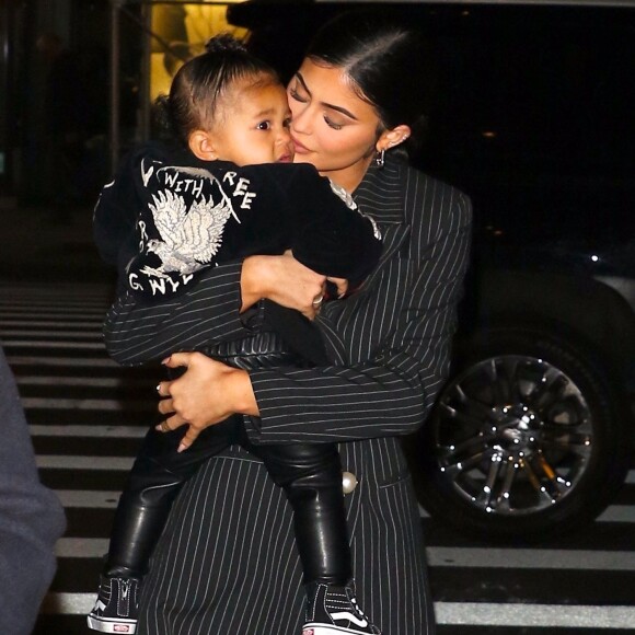 Kylie Jenner a été aperçue avec sa fille Stormi dans les bras alors qu'elle se rend au restaurant Nobu à New York. La jeune milliardaire invite sa fille en tête à tête pour un diner branché, le 3 mai 2019. 