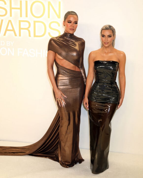 Khloe Kardashian et Kim Kardashian au photocall de la soirée des "CFDA Fashion Awards" à New York, le 7 novembre 2022. © Nancy Kaszerman/Zuma Press/Bestimage 