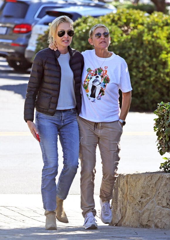 Exclusif - Ellen DeGeneres et sa femme Portia de Rossi se promènent dans les rues de Santa Barbara. Le 26 octobre 2022.
