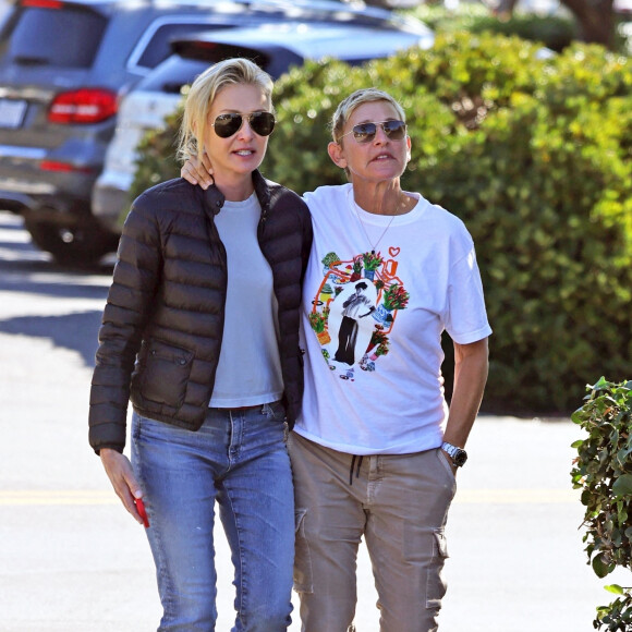 Exclusif - Ellen DeGeneres et sa femme Portia de Rossi se promènent dans les rues de Santa Barbara. Le 26 octobre 2022.