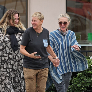 Exclusif - Ellen DeGeneres et sa femme Portia De Rossi main dans la main lors d'une promenade en amoureuse à Santa Barbara, Los Angeles, le 15 octobre 2022.