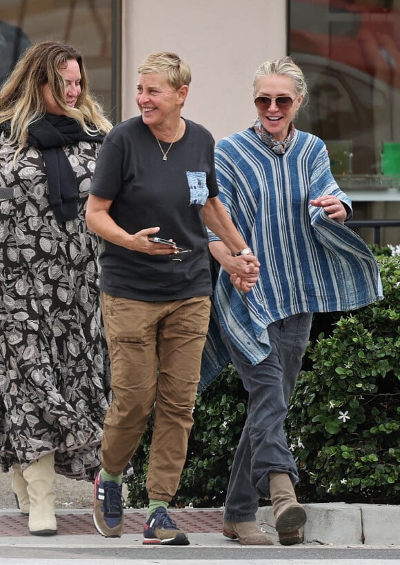 Exclusif - Ellen DeGeneres et sa femme Portia De Rossi main dans la main lors d'une promenade en amoureuse à Santa Barbara, Los Angeles, le 15 octobre 2022.