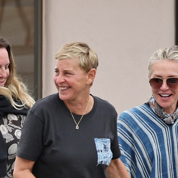 Exclusif - Ellen DeGeneres et sa femme Portia De Rossi main dans la main lors d'une promenade en amoureuse à Santa Barbara, Los Angeles, le 15 octobre 2022.