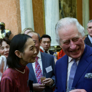 Le roi Charles III d'Angleterre lors d'une réception pour les communautés britanniques d'Asie de l'Est et du Sud-Est au Palais de Buckingham le 1er février 2023. 