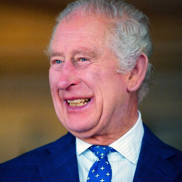 Le roi Charles III d'Angleterre et Camilla Parker Bowles, reine consort d'Angleterre, rencontrent des survivants lors de la Journée internationale de commémoration de l'Holocauste au palais de Buckingham, le 27 janvier 2023. Le couple royal s'est entretenu avec Amouna Adamlight, survivante du génocide du Darfour, et le Dr Martin Stern, un survivant de l'Holocauste. © Avalon / Panoramic / Bestimage 