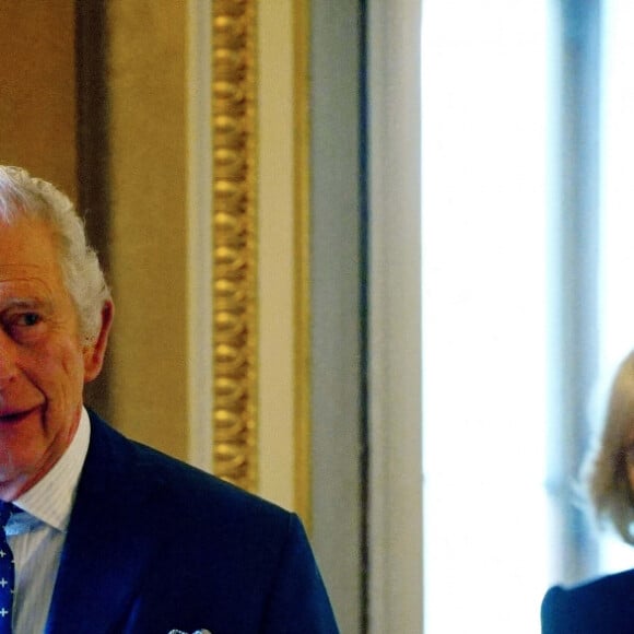 Le roi Charles III d'Angleterre et Camilla Parker Bowles, reine consort d'Angleterre, rencontrent des survivants lors de la Journée internationale de commémoration de l'Holocauste au palais de Buckingham, le 27 janvier 2023. Le couple royal s'est entretenu avec Amouna Adamlight, survivante du génocide du Darfour, et le Dr Martin Stern, un survivant de l'Holocauste. © Avalon / Panoramic / Bestimage 