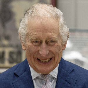 Le roi Charles III d'Angleterre, lors de sa visite au "The Africa Center" à Londres, afin d'en savoir plus sur le rôle que joue le centre dans la connexion des Africains du Royaume-Uni à la diaspora mondiale sur des questions clés.