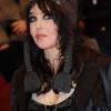 Isabelle Adjani, sur le tapis rouge du Festival du film de Berlin, pour la présentation de son film Mammuth, le vendredi 19 février. Elle est vêtue d'un somptueux manteau Chanel avec une doublure bleu électrique et n'a pas quitté son sac Lance