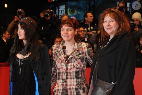 Gérard Depardieu, Yolande Moreau, Isabelle Adjani et Miss Ming, sur le tapis rouge du Festival du film de Berlin, pour la présentation de leur film Mammuth, le vendredi 19 février.
