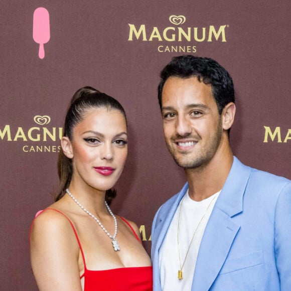 Fiançailles - Iris Mittenaere annonce ses fiançailles avec Diego El Glaoui - Iris Mittenaere (Miss France 2016) et son compagnon Diego El Glaoui au photocall de la soirée "Magnum" lors du 75ème Festival International du Film de Cannes le 19 mai 2022. Sur la plage Magnum Cannes, Kylie Minogue et peggy Gou dévoilent un grand classique remixé. Pour célébrer le lancement de la nouvelle gamme Magnum Remix, Magnum s'associe aux deux pionnières de la musique Kylie Minogue et Peggy Gou pour lancer une version arrangée du hit planétaire de la chanteuse, sorti en 2001 : " Can't Get You Out of My Head ". Le titre remixé ainsi que le clip vidéo ont été présentés aujourd'hui lors d'une session de questions-réponses, en direct du 75e Festival de Cannes. Sur la Croisette, Magnum célèbre une exclusivité mondiale ! La légendaire icône de la pop Kylie Minogue et la pionnière de la dance music sud-coréenne Peggy Gou ont rejoint Magnum cet après-midi à Cannes pour lancer la campagne " Classics Can Be Remixed " de Magnum. Vingt ans après la sortie du hit planétaire de la star australienne " Can't Get You Out of My Head ", la célèbre marque de crème glacée premium a collaboré avec le duo emblématique pour créer une version house et exaltante du titre, entièrement réarrangé. Une façon de rappeler au monde entier que les classiques peuvent être remixés, pour créer encore de belles émotions. Lors d'une interview animée en direct par Clara Amfo, présentatrice britannique de BBC Radio 1, le morceau remixé de Kylie Minogue – " Can't Get You Out of My Head (Peggy Gou's Midnight Remix) " – et son clip vidéo ont été révélés au monde. Le clip revisite la version originale : on y retrouve Kylie Minogue dans sa combinaison blanche emblématique, au volant d'une De Tomaso Mangusta jaune. Dans cette nouvelle proposition s'invitent les influences pop coréennes de Peggy Gou. Pour réaliser la vidéo, Magnum a travaillé avec Seo Inji, illustratrice basée à Séoul, qui a apporté son style unique, créant ainsi une version entièrement réinventée. © Jack Tribeca / Bestimage