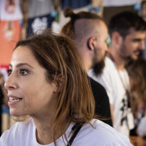 Léa Salamé aide les volontaires à la boutique officielle du festival - Festival Solidays 2022 à l'hippodrome ParisLongchamp le 24 juin 2022. © Jeremy Melloul/Bestimage