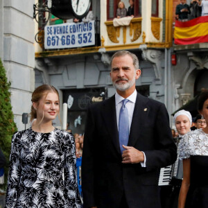 Le roi Felipe VI, la reine Letizia, les princesse Leonor et Sofia et L'infante Sofia d'Espagne reçoivent les lauréats du 30ème Prix Princesse des Asturies à l'hôtel Reconquista à Oviedo, Espagne