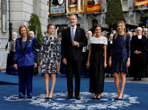 Le roi Felipe VI, la reine Letizia, les princesse Leonor et Sofia et L'infante Sofia d'Espagne reçoivent les lauréats du 30ème Prix Princesse des Asturies à l'hôtel Reconquista à Oviedo, Espagne