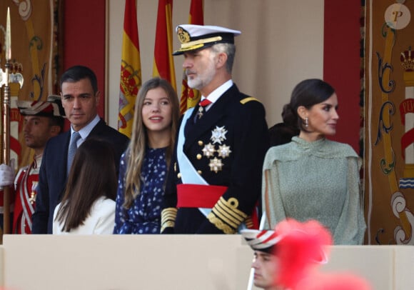 Le roi Felipe VI et la reine Letizia d'Espagne, accompagnés de l'Infante Sofia et du Premier ministre P.Sanchez, assistent à la parade militaire de la fête nationale à Madrid, le 12 octobre 2022.