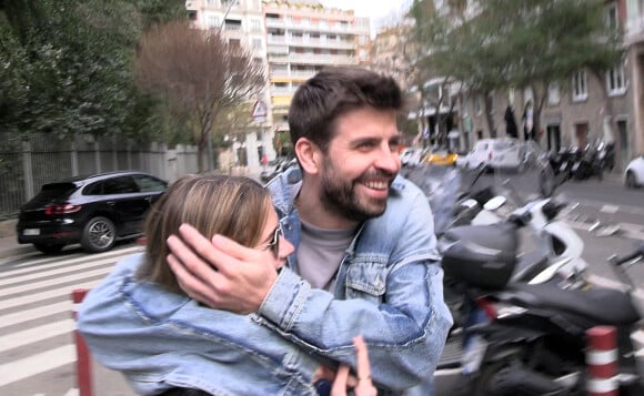 Gerard Piqué et sa nouvelle compagne Clara Chia se baladent à Barcelone le 6 février 2023.