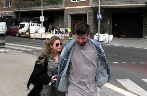 Gerard Piqué et sa nouvelle compagne Clara Chia se baladent à Barcelone le 6 février 2023.