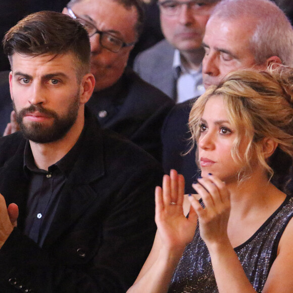 Gerard Piqué reçoit le prix du meilleur athlète catalan lors d'une cérémonie à Barcelone. Sa compagne, la chanteuse Shakira était à ses côtés.