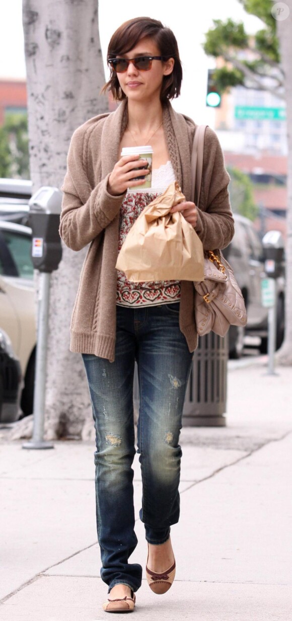 Jessica Alba à Los Angeles dans un look parfait ! Le 19 février 2010