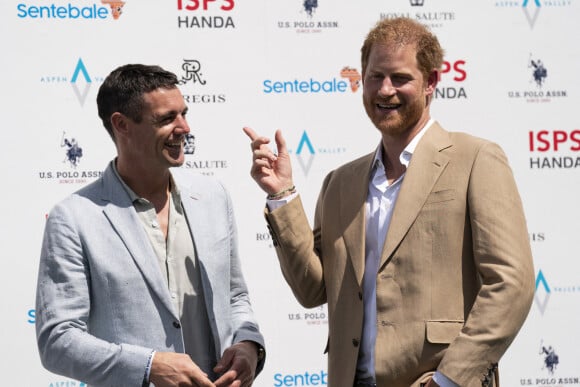 Le prince Harry, duc de Sussex, et son équipe remportent la Coupe du tournoi de polo "Sentebale ISPS Handa Polo Cup" à Carbondale (Colorado), le 25 août 2022.