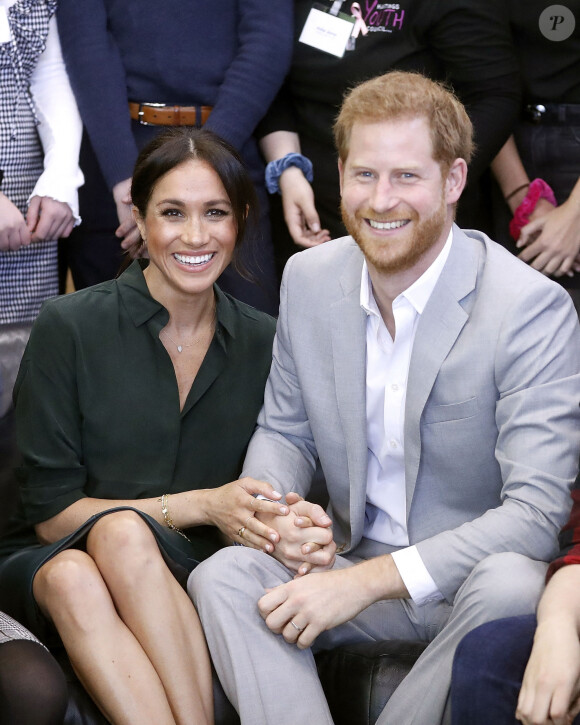 Le prince Harry, duc de Sussex, et Meghan Markle, duchesse de Sussex, rencontrent des membres du Joff, Peacehaven Youth Centre à PeaceHaven dans le Sussex le 3 octobre 2018.