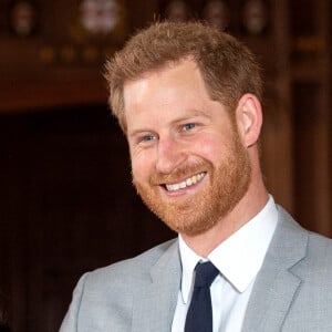 Le prince Harry et Meghan Markle, duc et duchesse de Sussex, présentent leur fils Archie dans le hall St George au château de Windsor le 8 mai 2019.