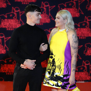 Florian Rossi et sa compagne Louane Emera lors de la 23ème édition des NRJ Music Awards 2021 au Palais des Festivals de Cannes, le 20 novembre 2021. 