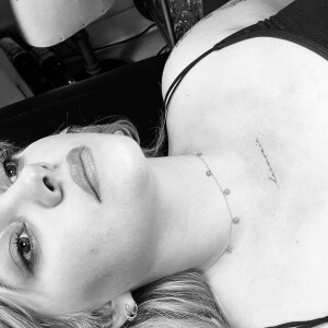 Louane dévoile un nouveau tatouage, "Harmonie" au dessus. Photo publiée sur sa page Instagram le 17 octobre 2021.