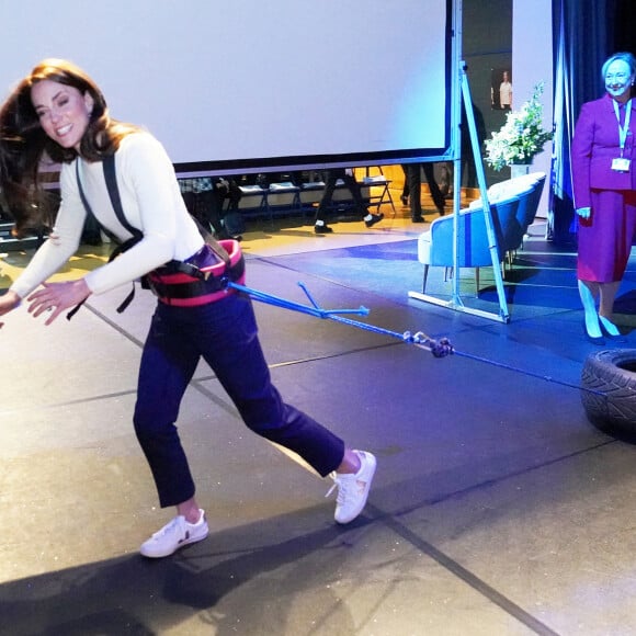 Catherine (Kate) Middleton, princesse de Galles, lors d'une visite au Landau Forte College, à Derby, Royaume Uni, le 8 février 2023, pour célébrer le retour du capitaine Preet Chandi de son expédition en solo à travers l'Antarctique. 