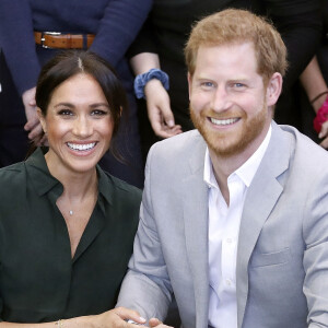 Le prince Harry, duc de Sussex, et Meghan Markle, duchesse de Sussex, rencontrent des membres du Joff, Peacehaven Youth Centre à PeaceHaven dans le Sussex