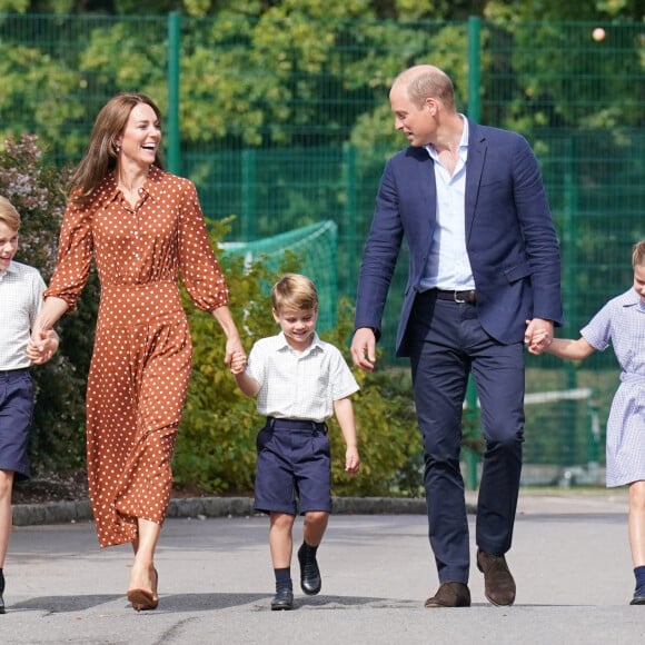 Le prince William, duc de Cambridge et Catherine Kate Middleton, duchesse de Cambridge accompagnent leurs enfants George, Charlotte et Louis à l'école Lambrook le 7 septembre 2022. 