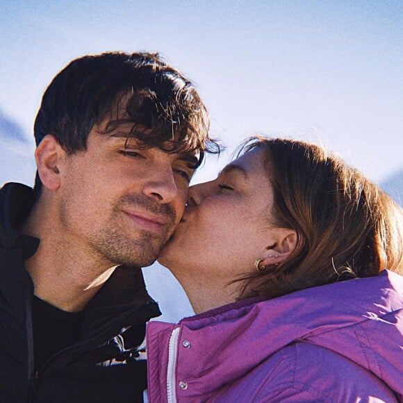 Louane et Florian Rossi en vacances à la montagne.