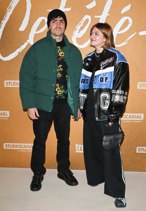 Florian Rossi et sa compagne Louane Emera - Avant-première du film "Cet été-là" au cinéma Pathé Wepler à Paris, le 3 janvier 2022. © Coadic Guirec/Bestimage