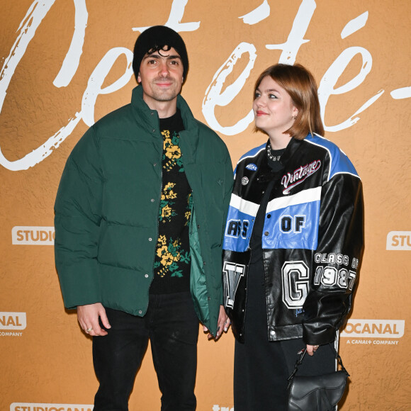 Florian Rossi et sa compagne Louane Emera - Avant-première du film "Cet été-là" au cinéma Pathé Wepler à Paris, le 3 janvier 2022. © Coadic Guirec/Bestimage