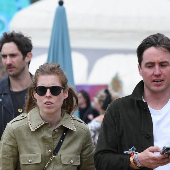 La princesse Béatrice d'York et son mari Edoardo Mapelli Mozzi aperçus au festival musical de Glastonbury, le 24 juin 2022.