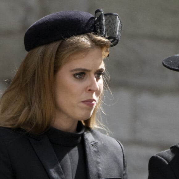 La princesse Beatrice d'York, La princesse Eugenie d'York - Arrivées au service funéraire à l'Abbaye de Westminster pour les funérailles d'Etat de la reine Elizabeth II d'Angleterre. Le sermon est délivré par l'archevêque de Canterbury Justin Welby (chef spirituel de l'Eglise anglicane) au côté du doyen de Westminster David Hoyle. Londres, le 19 septembre 2022.