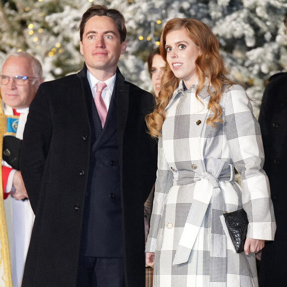 La princesse Beatrice d'York et Edoardo Mapelli Mozi - La famille royale à la sortie de la messe "Together at Christmas" à l'Abbaye de Westminster le 15 décembre 2022.