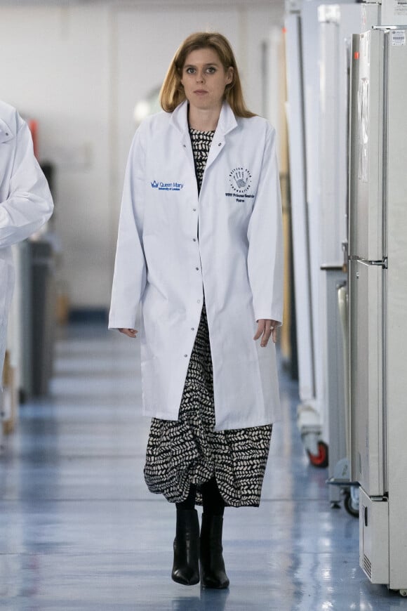 La princesse Béatrice d'York visite le laboratoire de recherche du Centre de biologie cellulaire et de recherche cutanée, Blizard Institure de l'université Queen Mary à Londres, le 7 février 2023. Elle serait pressentie pour être nommée à la tête de l'association "The British Skin Foundation".