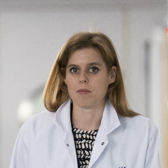 La princesse Béatrice d'York visite le laboratoire de recherche du Centre de biologie cellulaire et de recherche cutanée, Blizard Institure de l'université Queen Mary à Londres, le 7 février 2023. Elle serait pressentie pour être nommée à la tête de l'association "The British Skin Foundation".