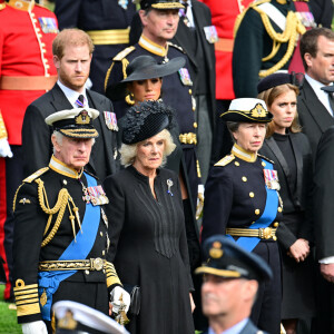 Le prince de Galles William, le roi Charles III d'Angleterre, la reine consort Camilla Parker Bowles, le prince Harry, duc de Sussex, Meghan Markle, duchesse de Sussex, la princesse Anne, la princesse Beatrice d'York - Procession du cercueil de la reine Elizabeth II d'Angleterre de l'Abbaye de Westminster à Wellington Arch à Hyde Park Corner