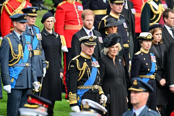 Le prince de Galles William, le roi Charles III d'Angleterre, la reine consort Camilla Parker Bowles, le prince Harry, duc de Sussex, Meghan Markle, duchesse de Sussex, la princesse Anne, la princesse Beatrice d'York - Procession du cercueil de la reine Elizabeth II d'Angleterre de l'Abbaye de Westminster à Wellington Arch à Hyde Park Corner