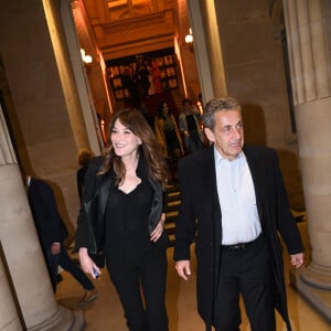 Exclusif - Nicolas Sarkozy et sa femme Carla Bruni-Sarkozy - Dîner des "Femmes Culottées" Etam au Musée de la Monnaie à Paris le 22 mars 2022. Avec "Femmes culottées", Etam a décidé de mettre à l'honneur 52 femmes dans une série de photos de S. Sieff. Soutenant le réseau associatif Solidarité Femmes, le projet mêlera des noms connus et des personnalités de l'ombre à l'histoire inspirante. Cette initiative sur le long court est menée main dans la main avec Solidarité Femmes, réseau de 73 associations qui luttent contre les violences faites aux femmes et le 3919, le numéro d'aide aux femmes victimes de violences. Toutes les participantes arborent d'ailleurs un t-shirt blanc sur lequel on peut lire Femme Culottée. La pièce est disponible à l'achat en ligne ou en magasin pour 19,99 euros. L'intégralité des bénéfices de ce dernier ira au réseau associatif, un moyen pour la marque de marquer son engagement. © Rachid Bellak/Bestimage