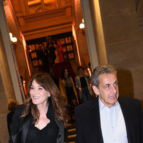 Exclusif - Nicolas Sarkozy et sa femme Carla Bruni-Sarkozy - Dîner des "Femmes Culottées" Etam au Musée de la Monnaie à Paris le 22 mars 2022. Avec "Femmes culottées", Etam a décidé de mettre à l'honneur 52 femmes dans une série de photos de S. Sieff. Soutenant le réseau associatif Solidarité Femmes, le projet mêlera des noms connus et des personnalités de l'ombre à l'histoire inspirante. Cette initiative sur le long court est menée main dans la main avec Solidarité Femmes, réseau de 73 associations qui luttent contre les violences faites aux femmes et le 3919, le numéro d'aide aux femmes victimes de violences. Toutes les participantes arborent d'ailleurs un t-shirt blanc sur lequel on peut lire Femme Culottée. La pièce est disponible à l'achat en ligne ou en magasin pour 19,99 euros. L'intégralité des bénéfices de ce dernier ira au réseau associatif, un moyen pour la marque de marquer son engagement. © Rachid Bellak/Bestimage