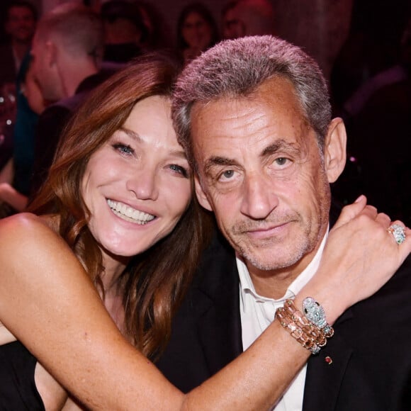 Carla Bruni-Sarkozy et son mari Nicolas Sarkozy - 19ème "Diner de la Mode" au bénéfice de Sidaction au Pavillon Cambon Capucines dans le cadre de la Fashion Week de Paris, France. Le 7 juillet 2022. © Rachid Bellak / Bestimage