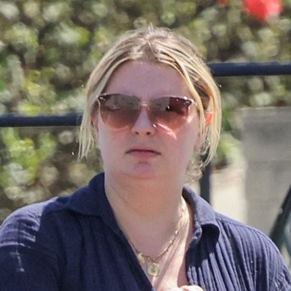 Exclusif - Mischa Barton s'arrête prendre un café dans un Starbuck de Los Angeles le 8 juillet 2022.