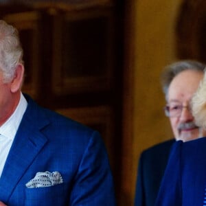 Le roi Charles III d'Angleterre et Camilla Parker Bowles, reine consort d'Angleterre, rencontrent des survivants lors de la Journée internationale de commémoration de l'Holocauste au palais de Buckingham, le 27 janvier 2023. Le couple royal s'est entretenu avec Amouna Adamlight, survivante du génocide du Darfour, et le Dr Martin Stern, un survivant de l'Holocauste. © Avalon / Panoramic / Bestimage 